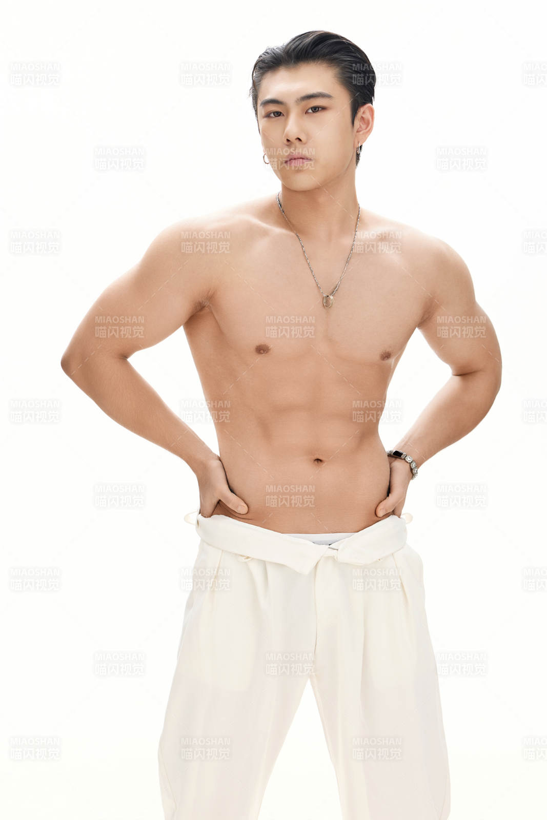 年轻帅气的肌肉健美亚洲男性形象图片