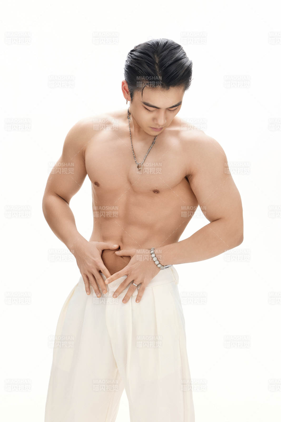 年轻帅气的肌肉健美亚洲男性形象图片