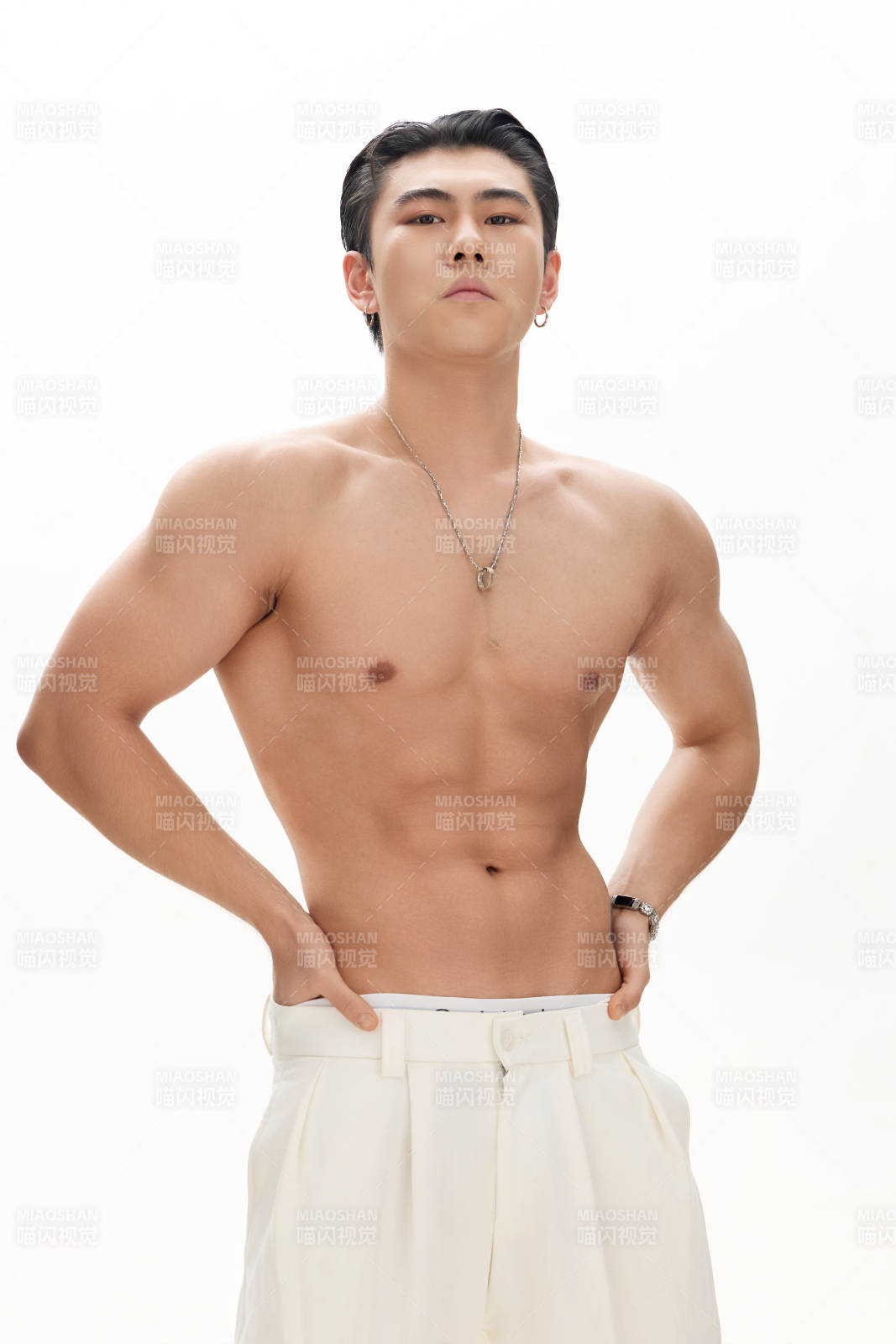 年轻帅气的肌肉健美亚洲男性形象图片