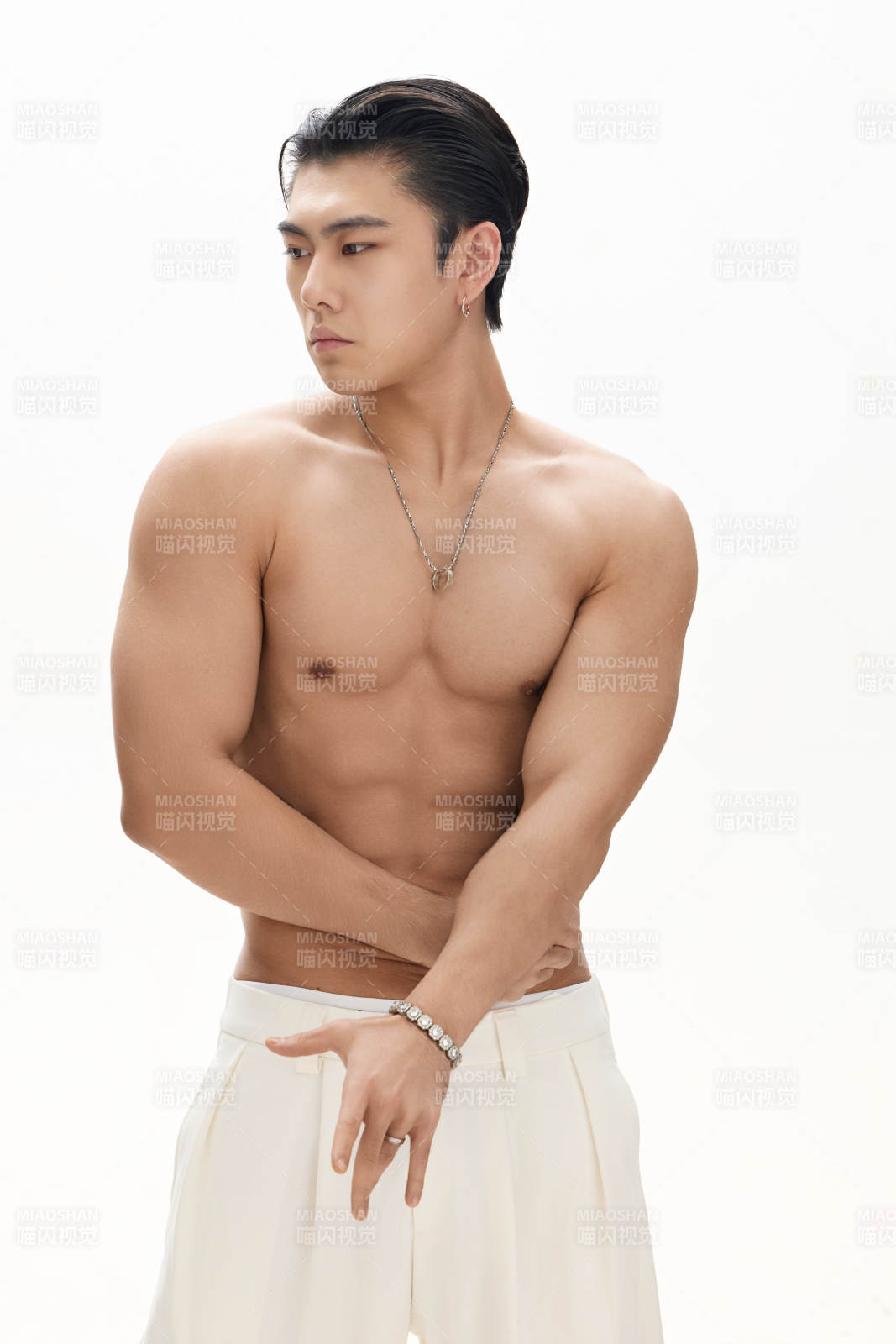 年轻帅气的肌肉健美亚洲男性形象图片