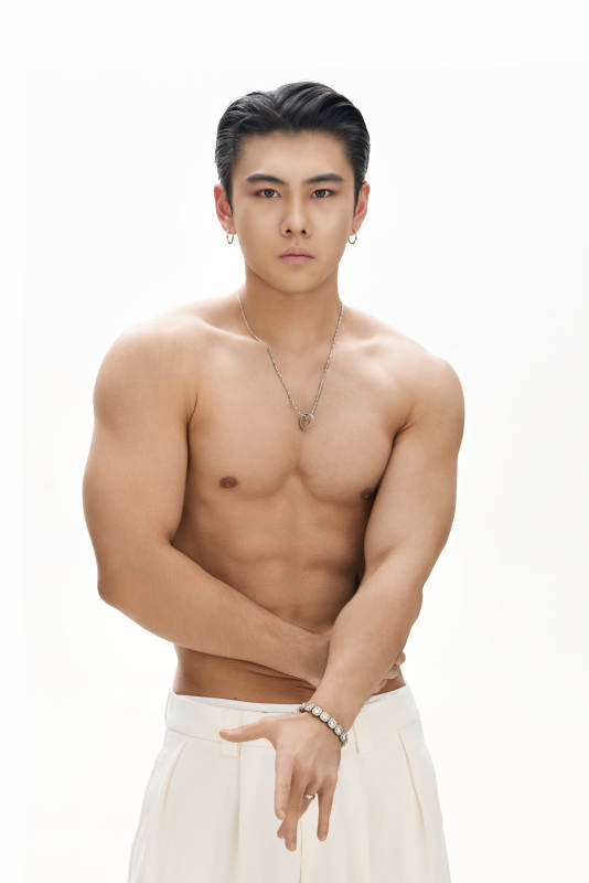 年轻帅气的肌肉健美亚洲男性形象图片