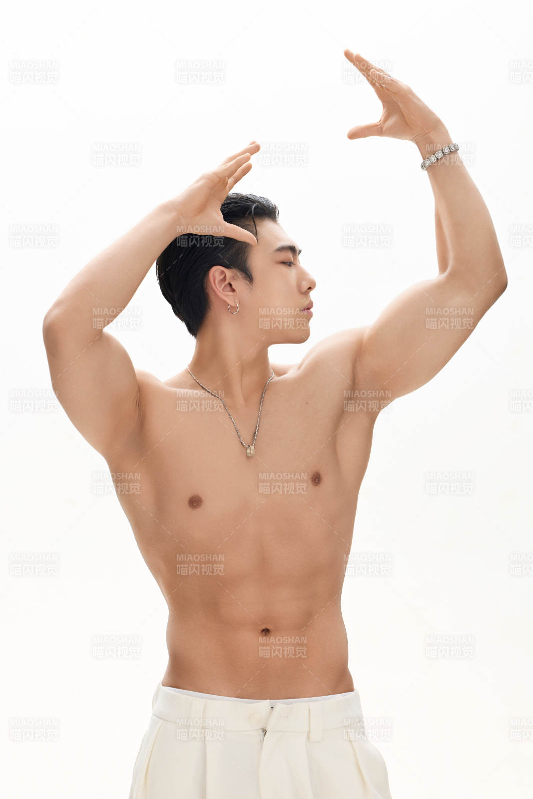 年轻帅气的肌肉健美亚洲男性形象图片