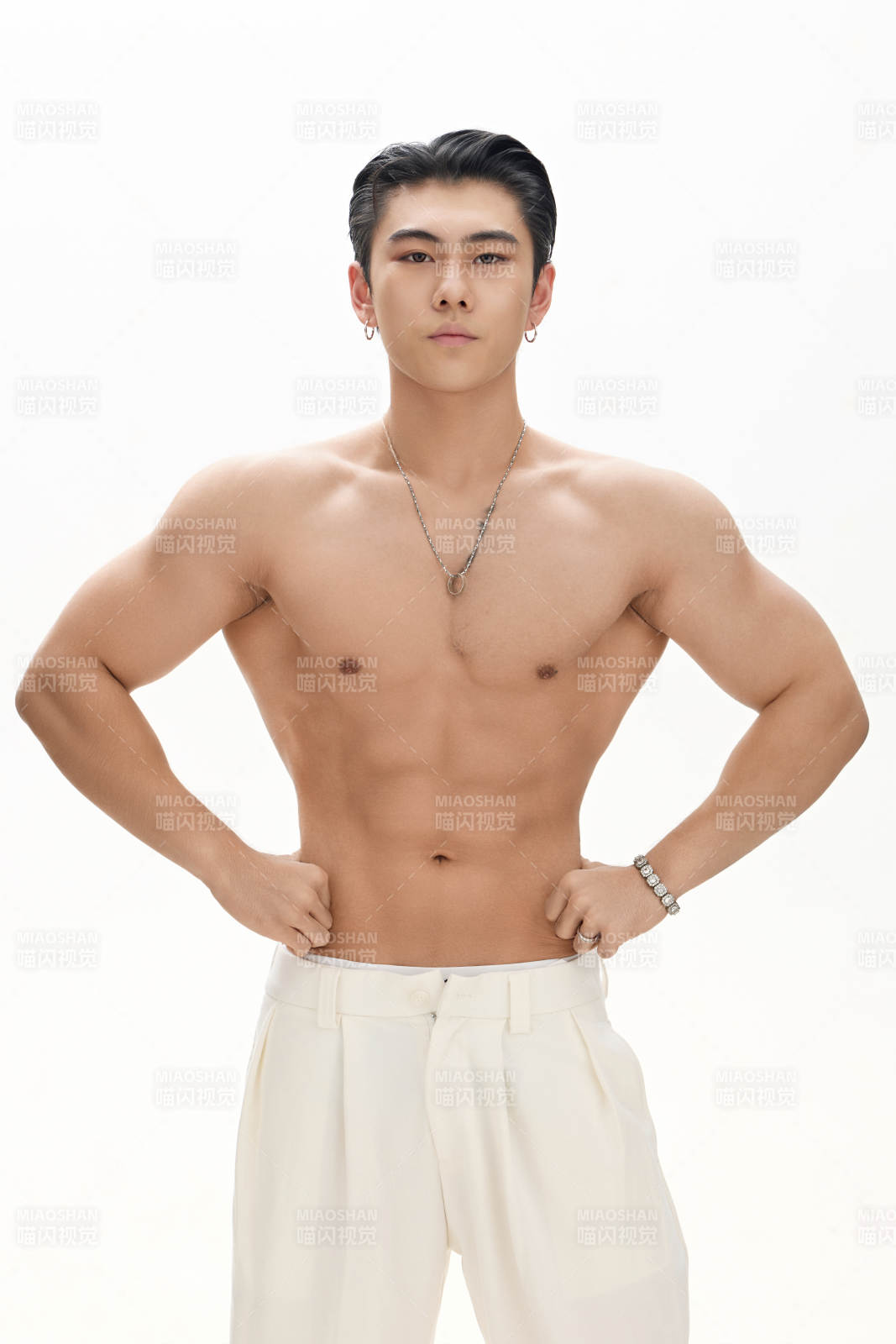 年轻帅气的肌肉健美亚洲男性形象图片