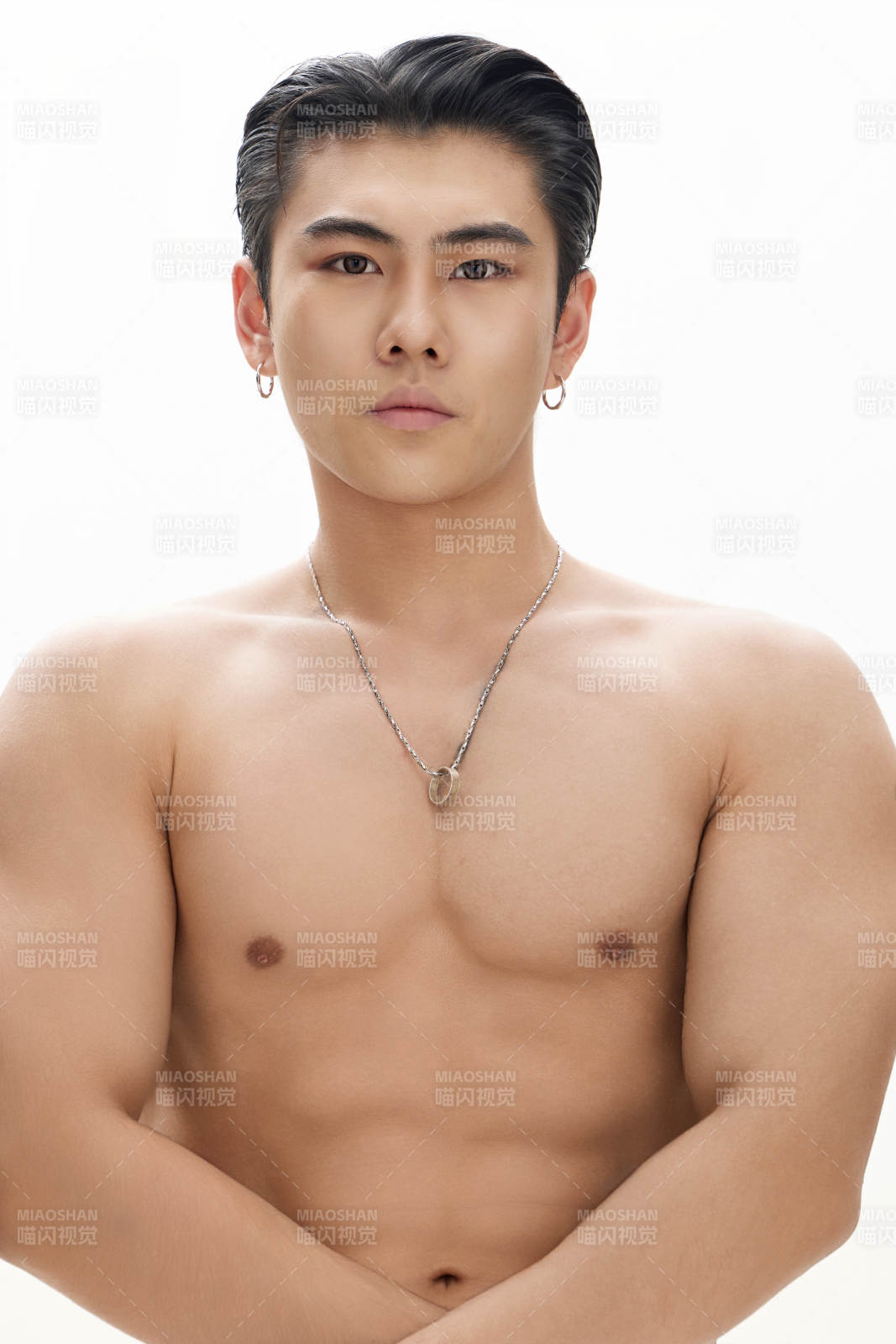 年轻帅气的肌肉健美亚洲男性形象图片