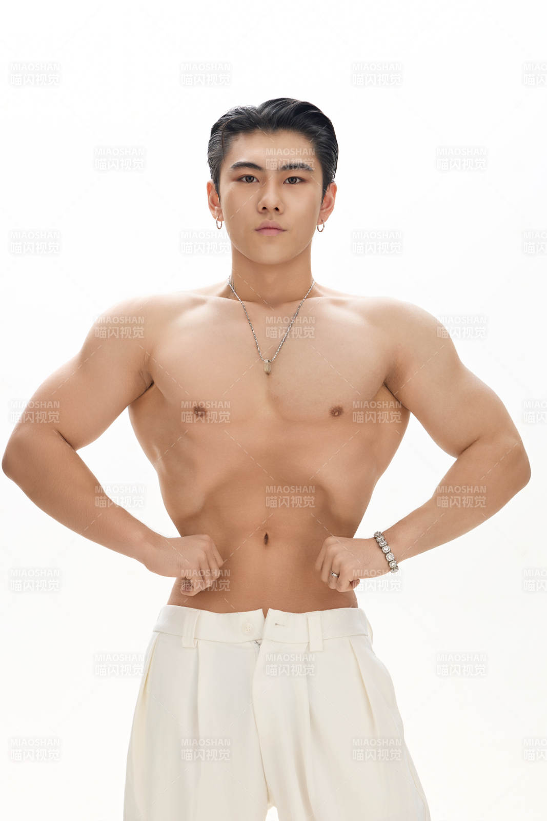 年轻帅气的肌肉健美亚洲男性形象图片