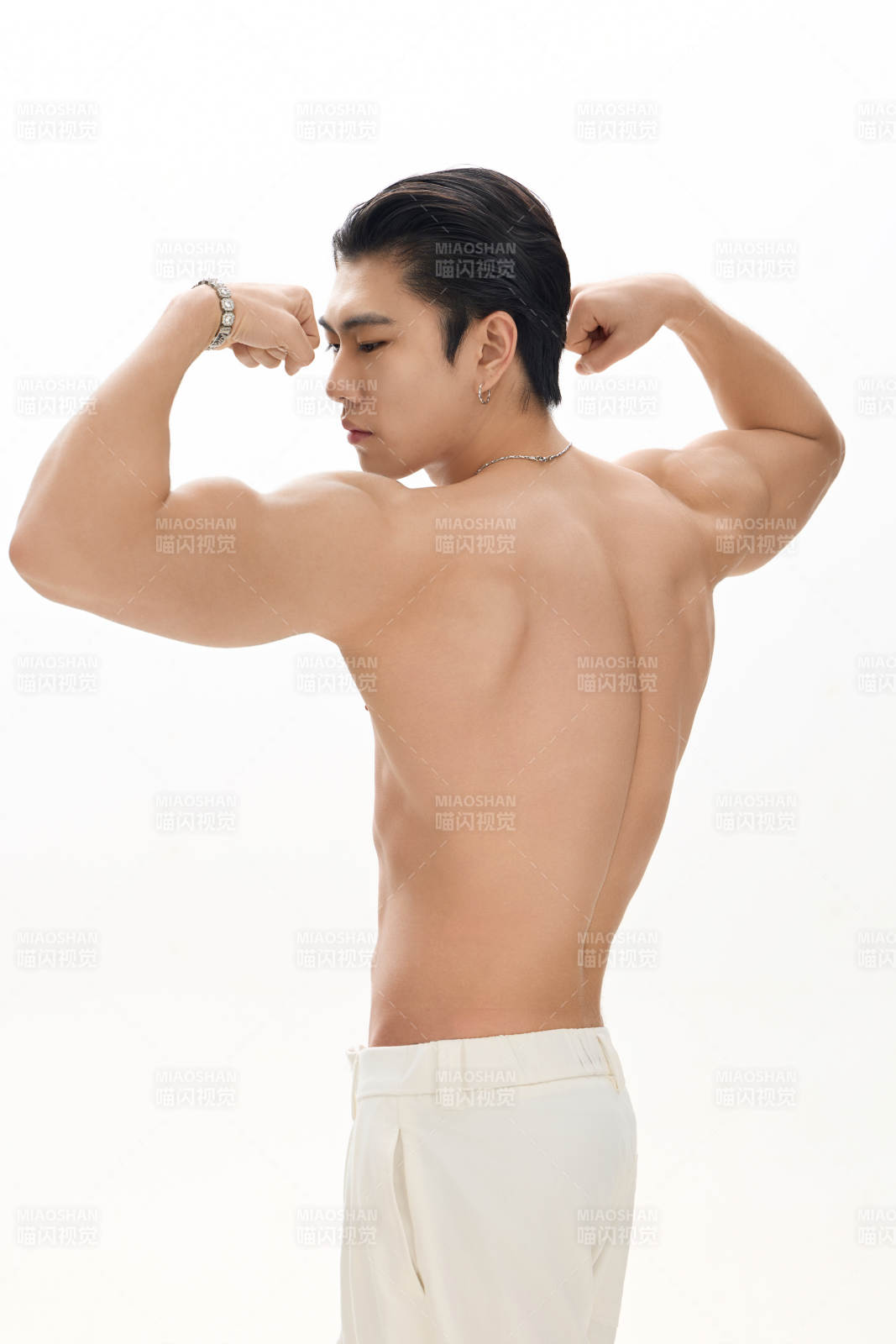 年轻帅气的肌肉健美亚洲男性形象图片