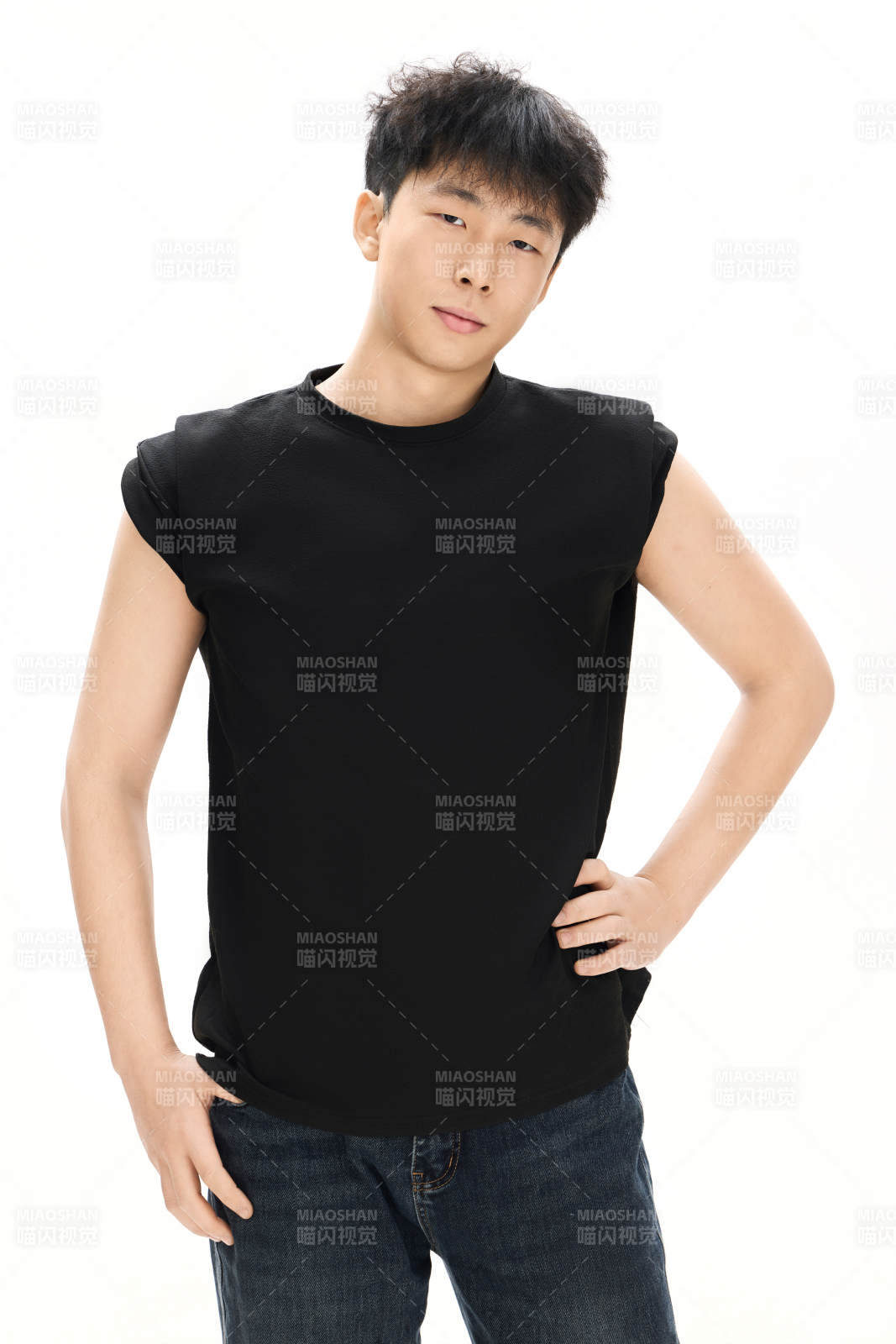 白色背景下的亚洲男性青年形象图片