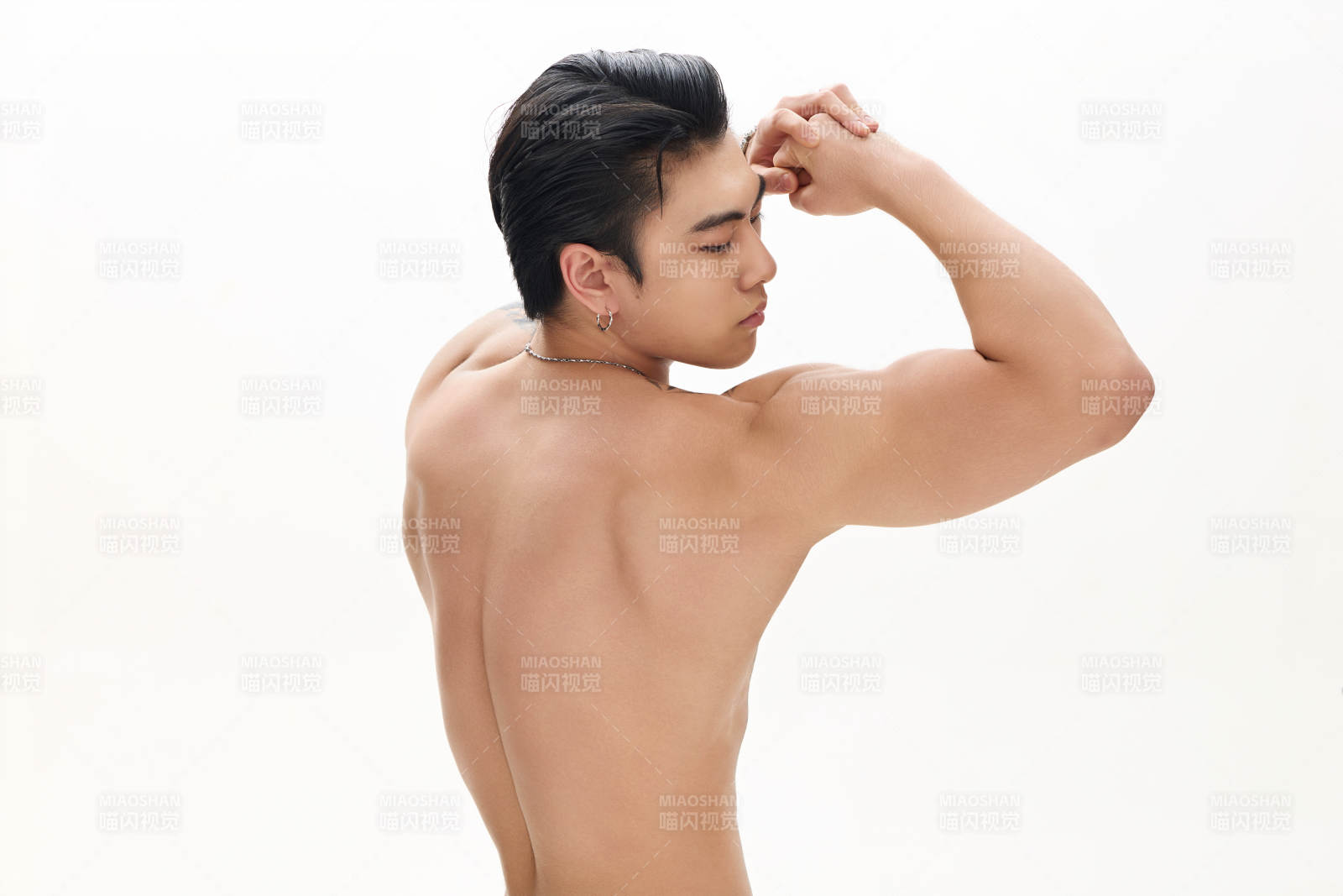 年轻帅气的肌肉健美亚洲男性形象图片