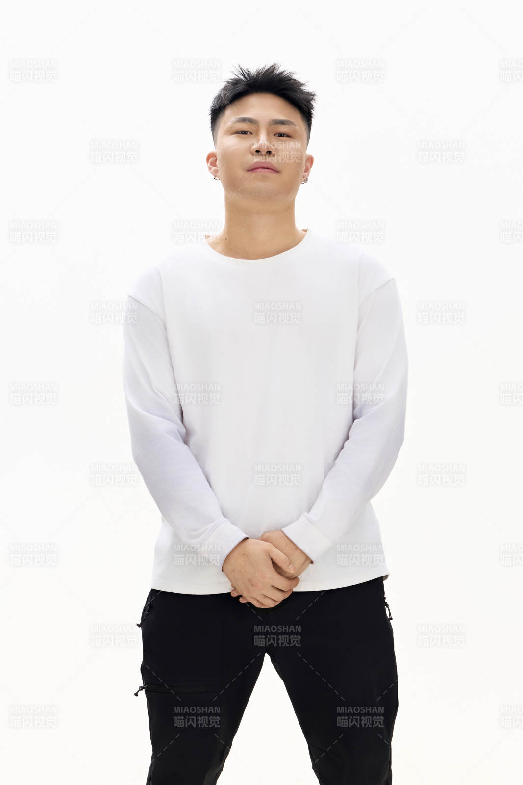 白色背景下的亚洲男性青年形象图片