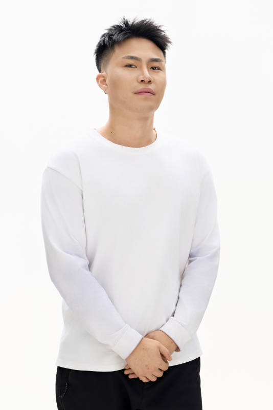 白色背景下的亚洲男性青年形象图片