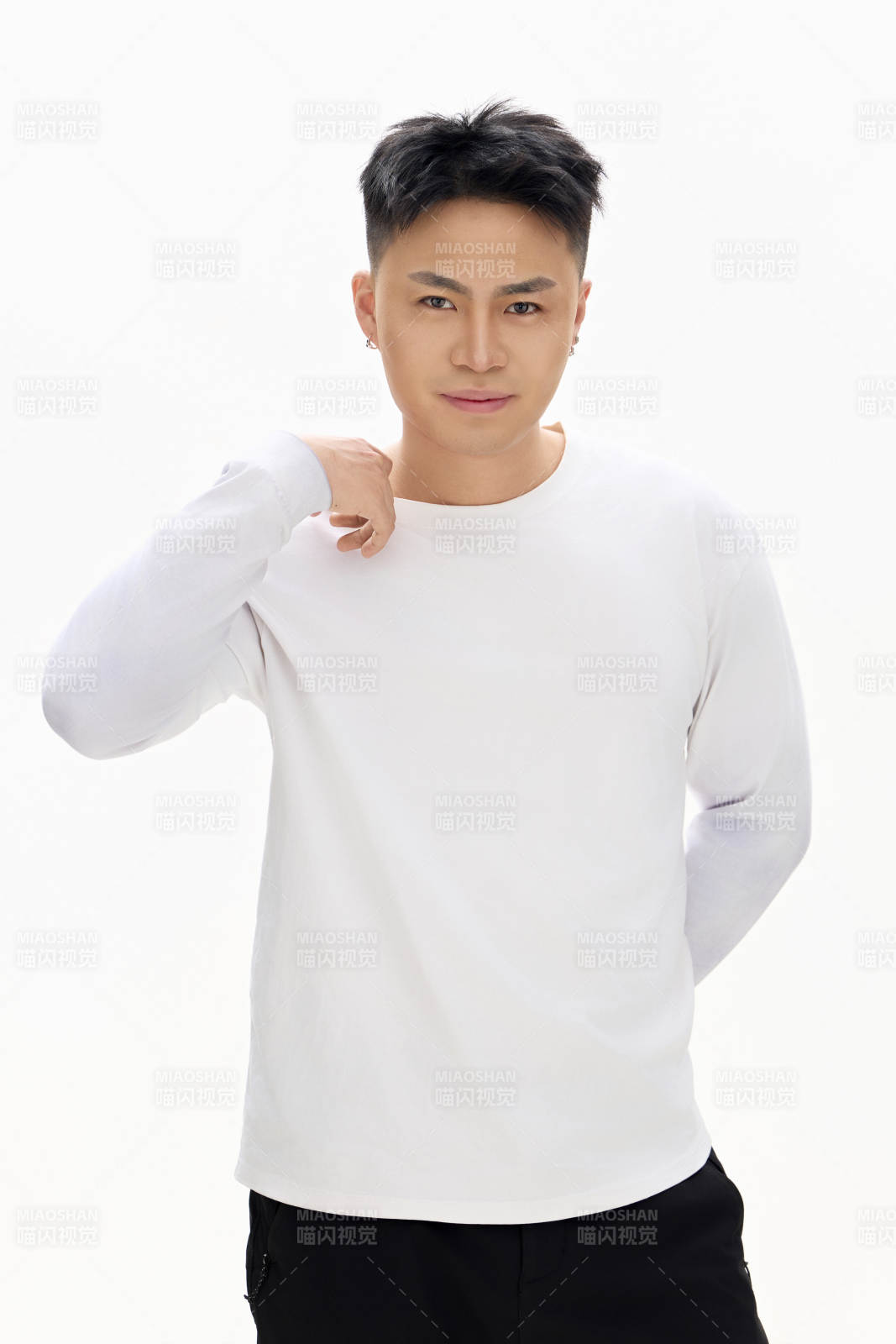 白色背景下的亚洲男性青年形象图片