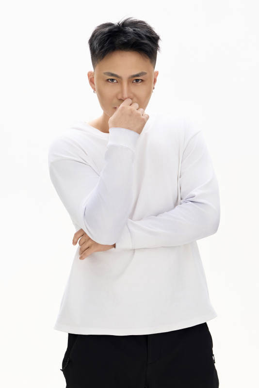 白色背景下的亚洲男性青年形象图片