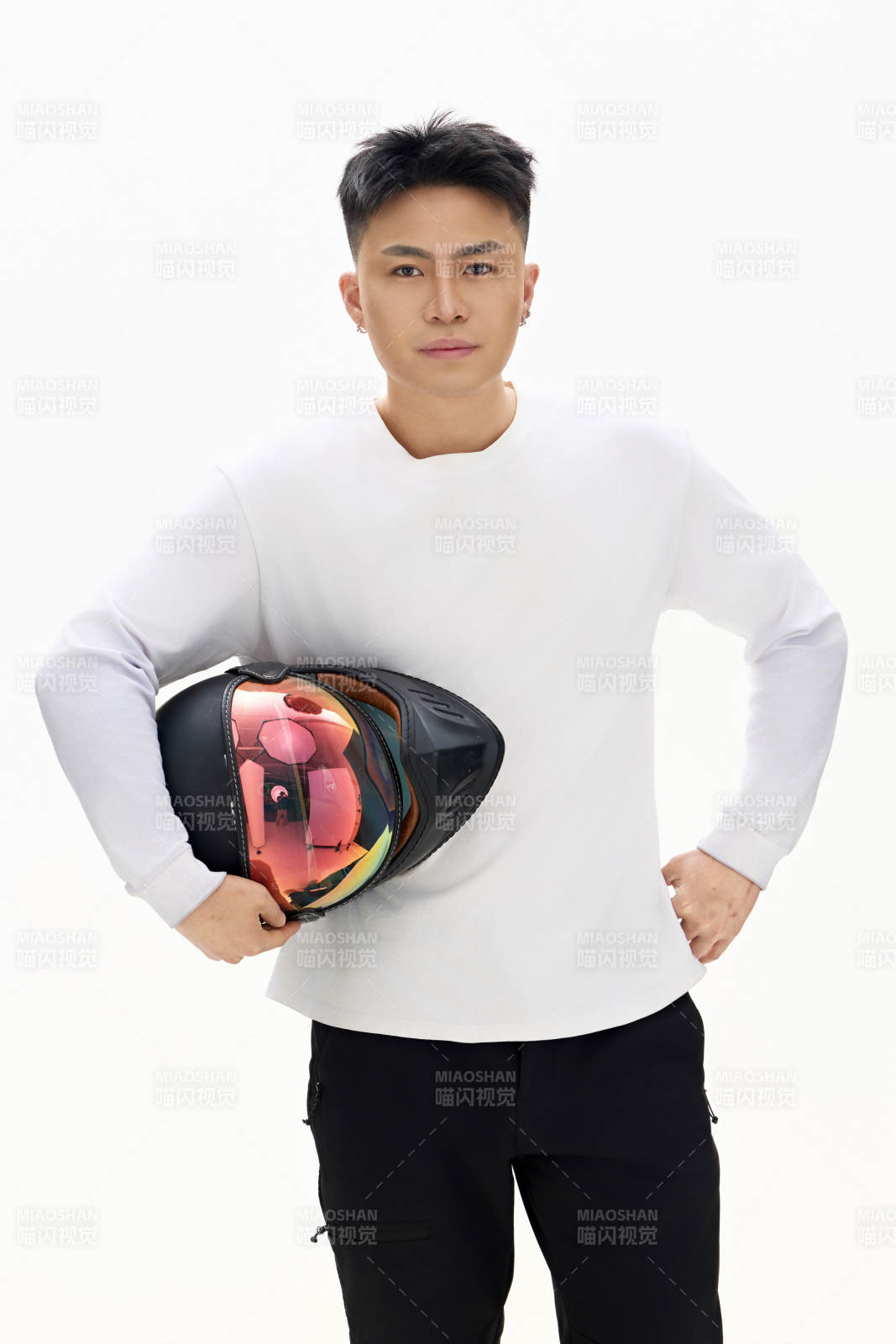 白色背景下的亚洲男性青年形象图片