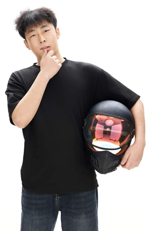 白色背景下的亚洲男性青年形象图片