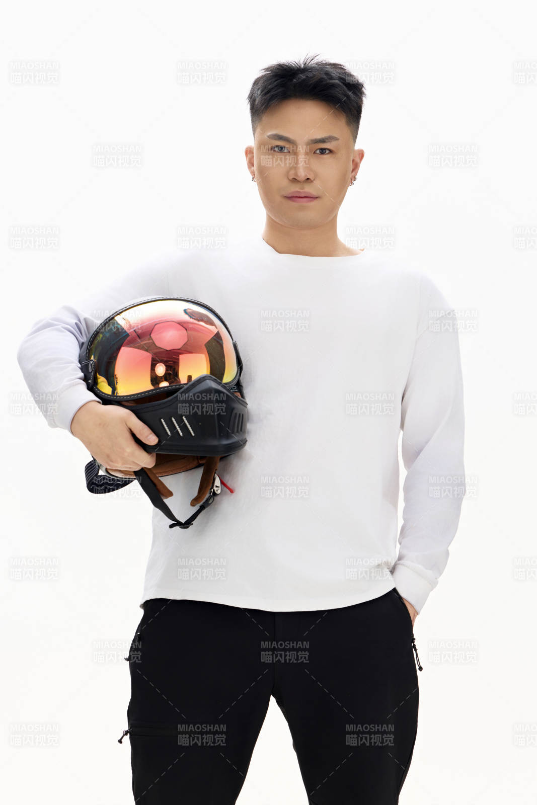 白色背景下的亚洲男性青年形象图片