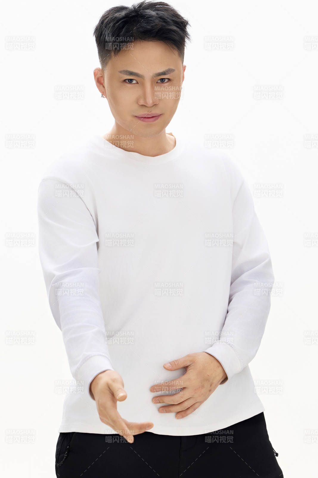 白色背景下的亚洲男性青年形象图片