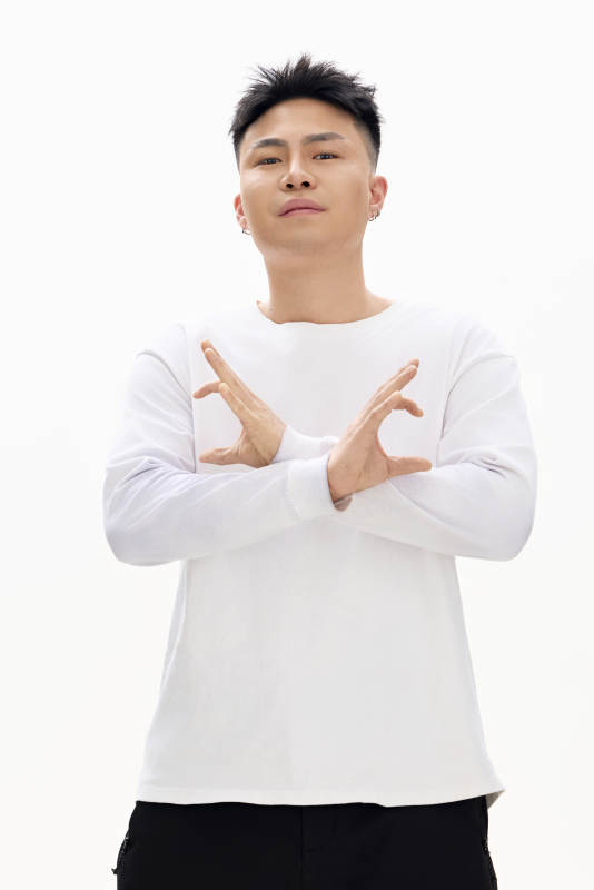 白色背景下的亚洲男性青年形象图片