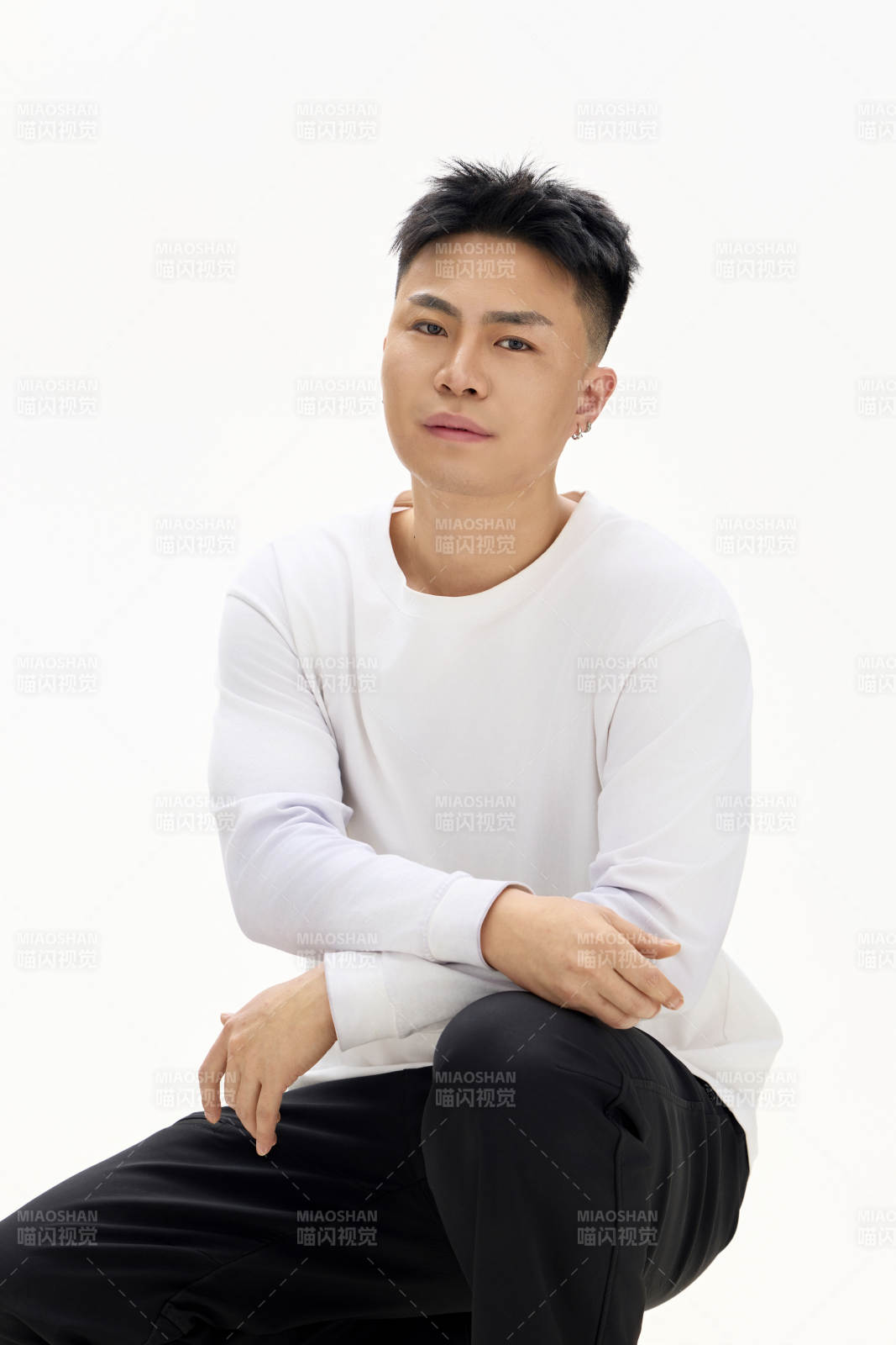 白色背景下的亚洲男性青年形象图片