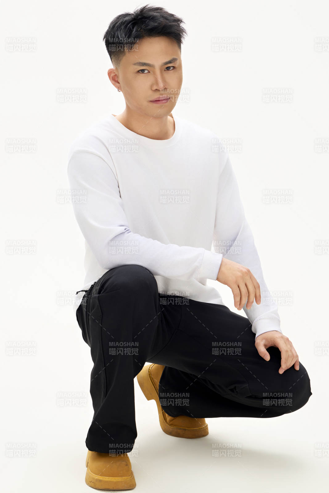 白色背景下的亚洲男性青年形象图片