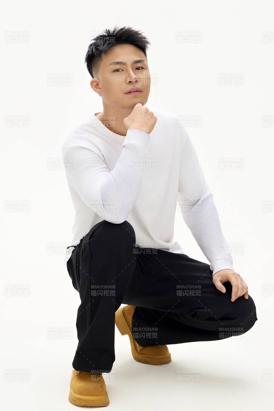 白色背景下的亚洲男性青年形象图片