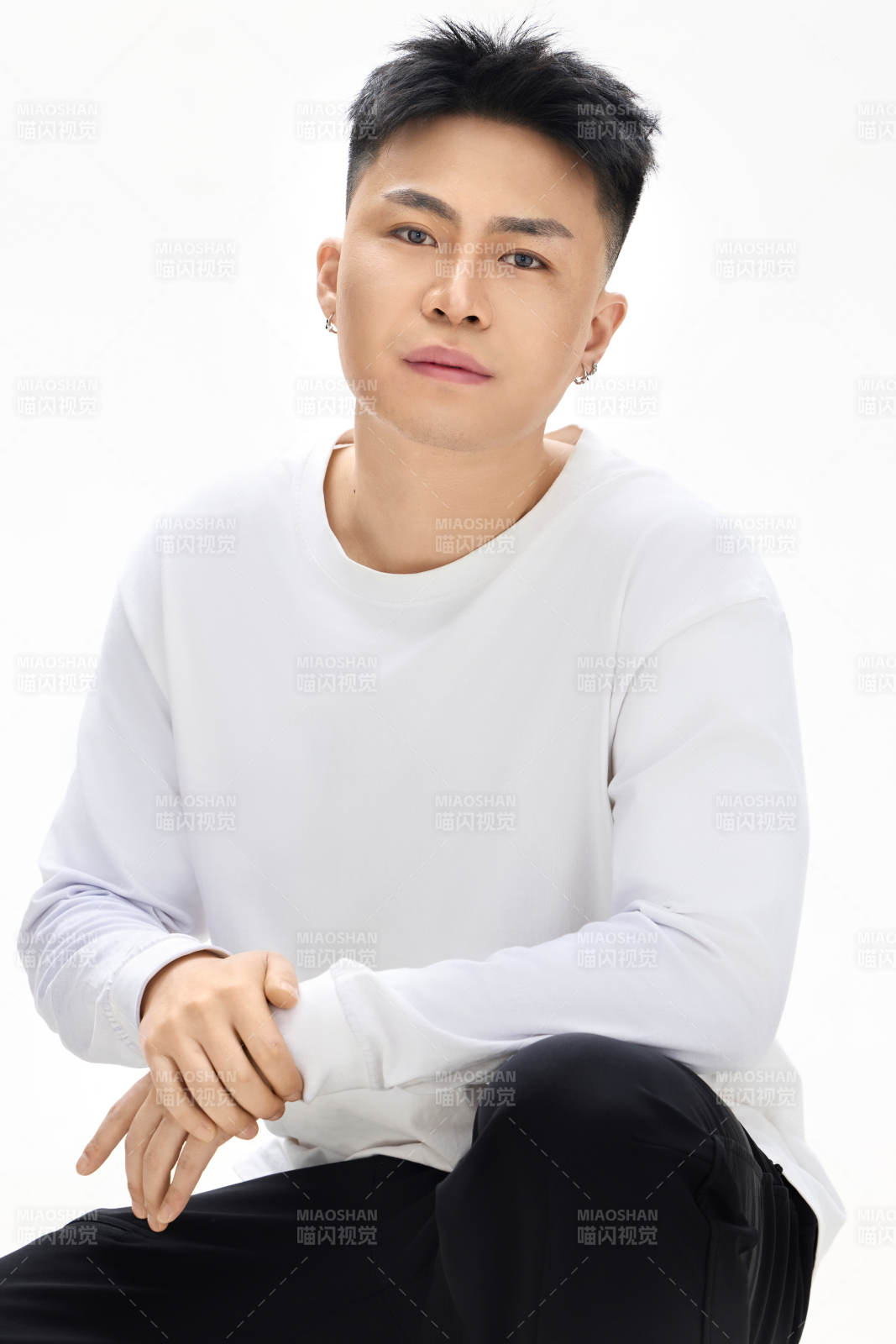 白色背景下的亚洲男性青年形象图片