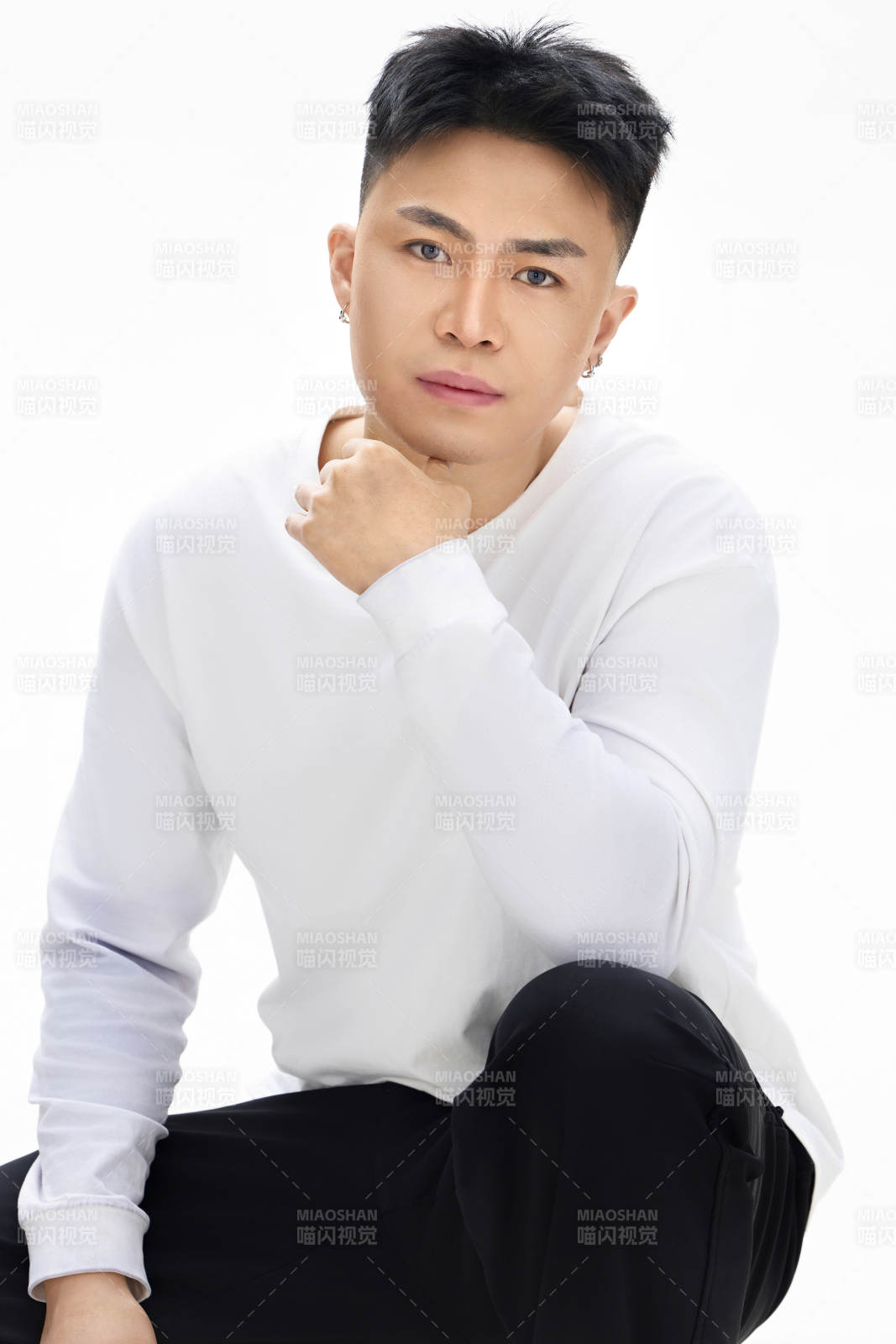 白色背景下的亚洲男性青年形象图片