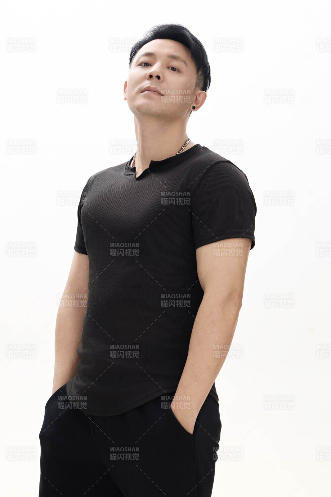 白色背景下的亚洲男性青年形象图片