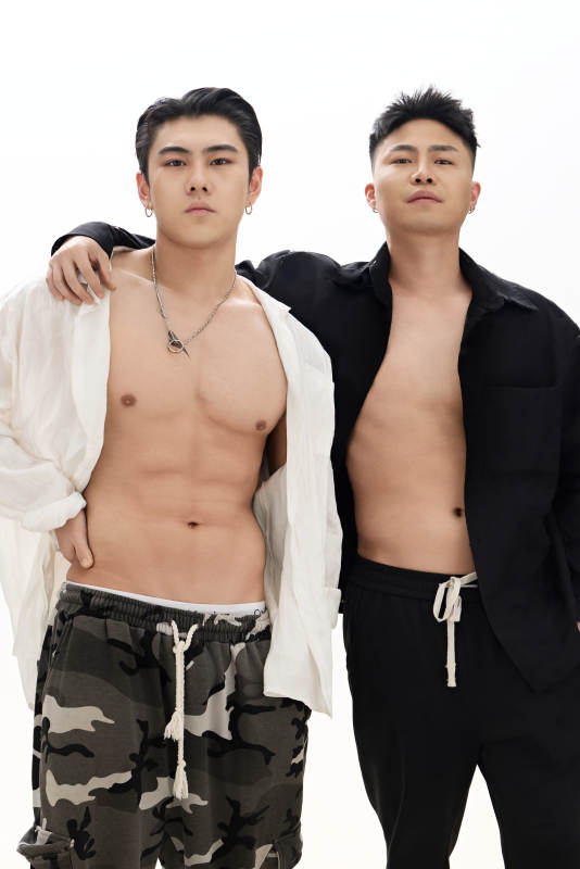 年轻帅气的肌肉健美亚洲男性双人形象图片