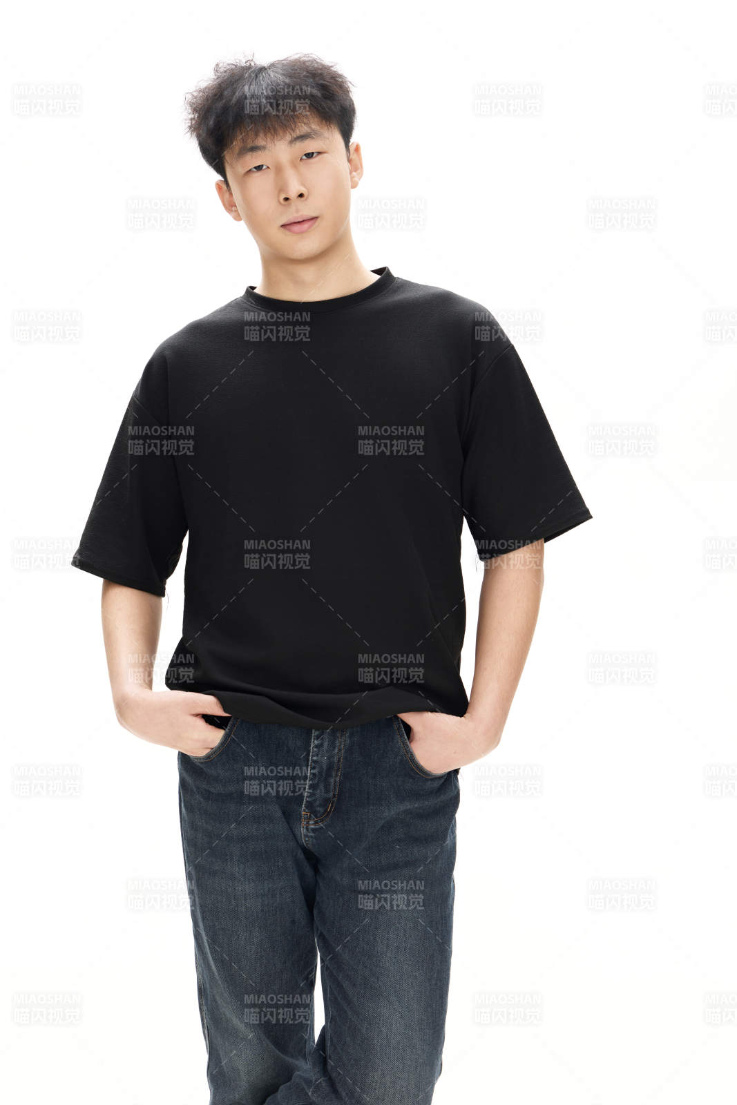 白色背景下的亚洲男性青年形象图片