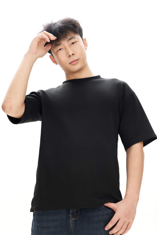 白色背景下的亚洲男性青年形象图片