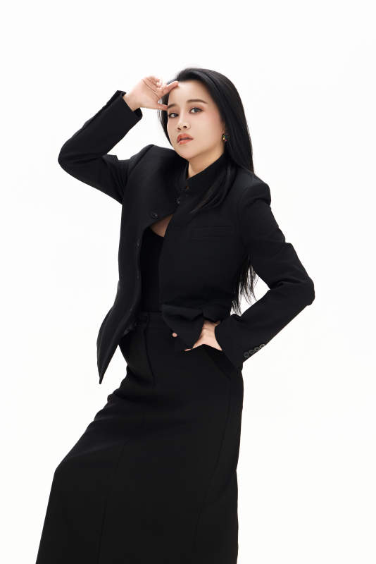 白色背景下的亚洲女性歌手演员形象图片