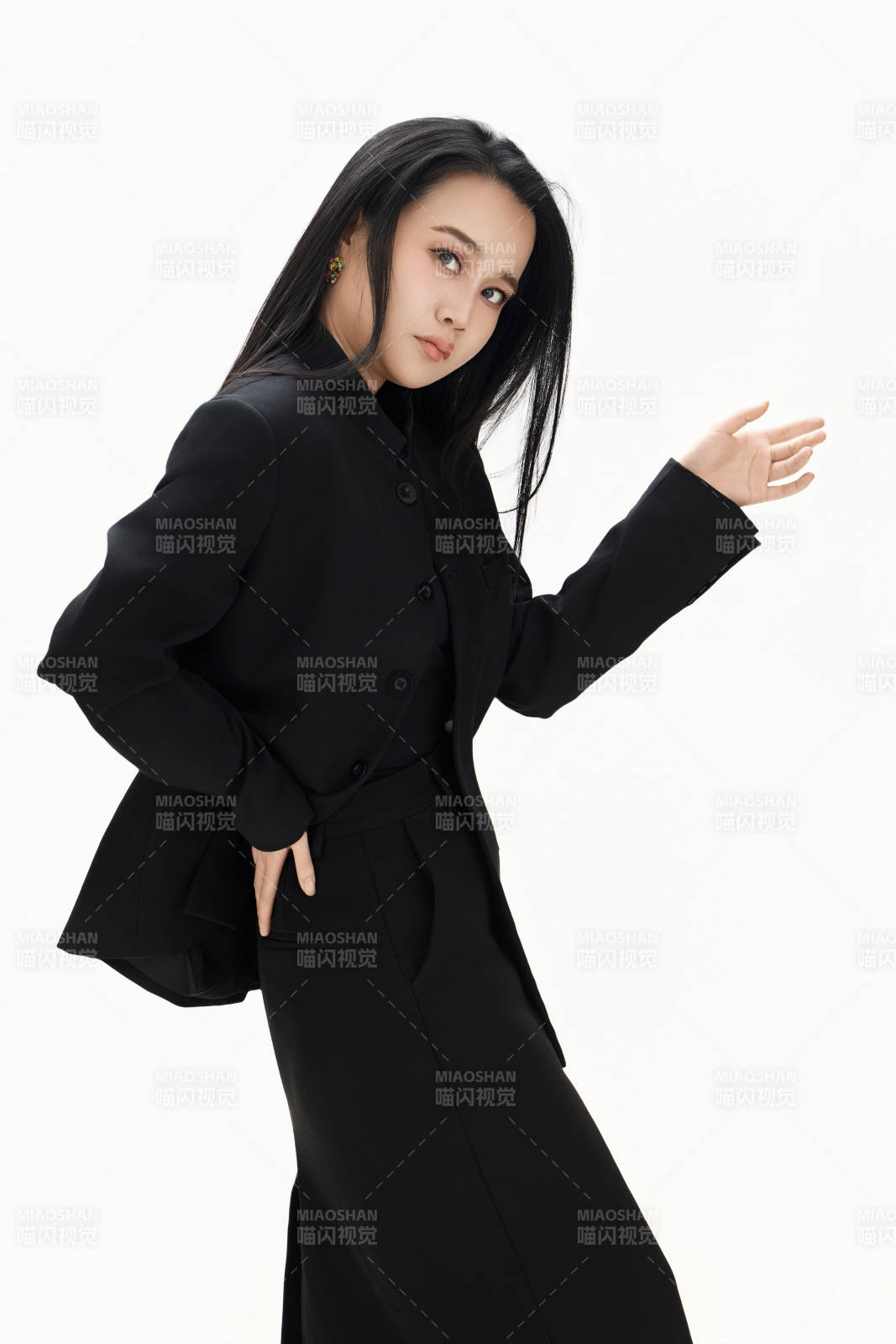 白色背景下的亚洲女性歌手演员形象图片