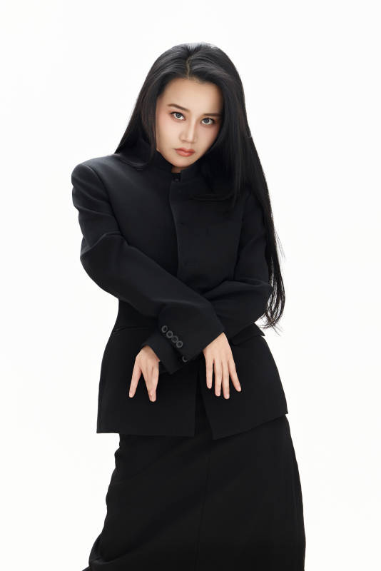白色背景下的亚洲女性歌手演员形象图片