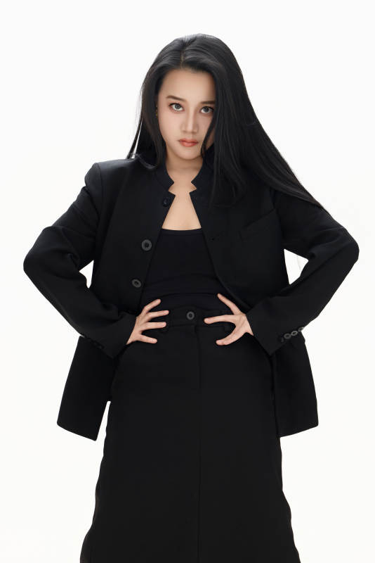 白色背景下的亚洲女性歌手演员形象图片
