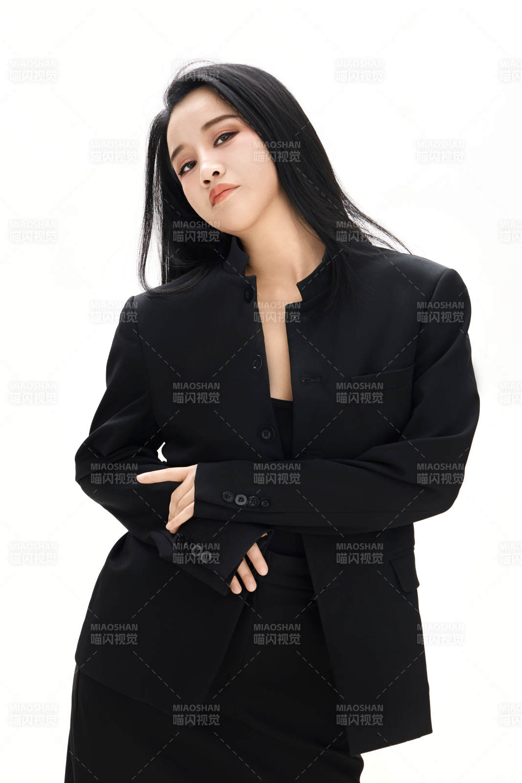 白色背景下的亚洲女性歌手演员形象图片