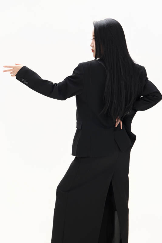 白色背景下的亚洲女性歌手演员形象图片