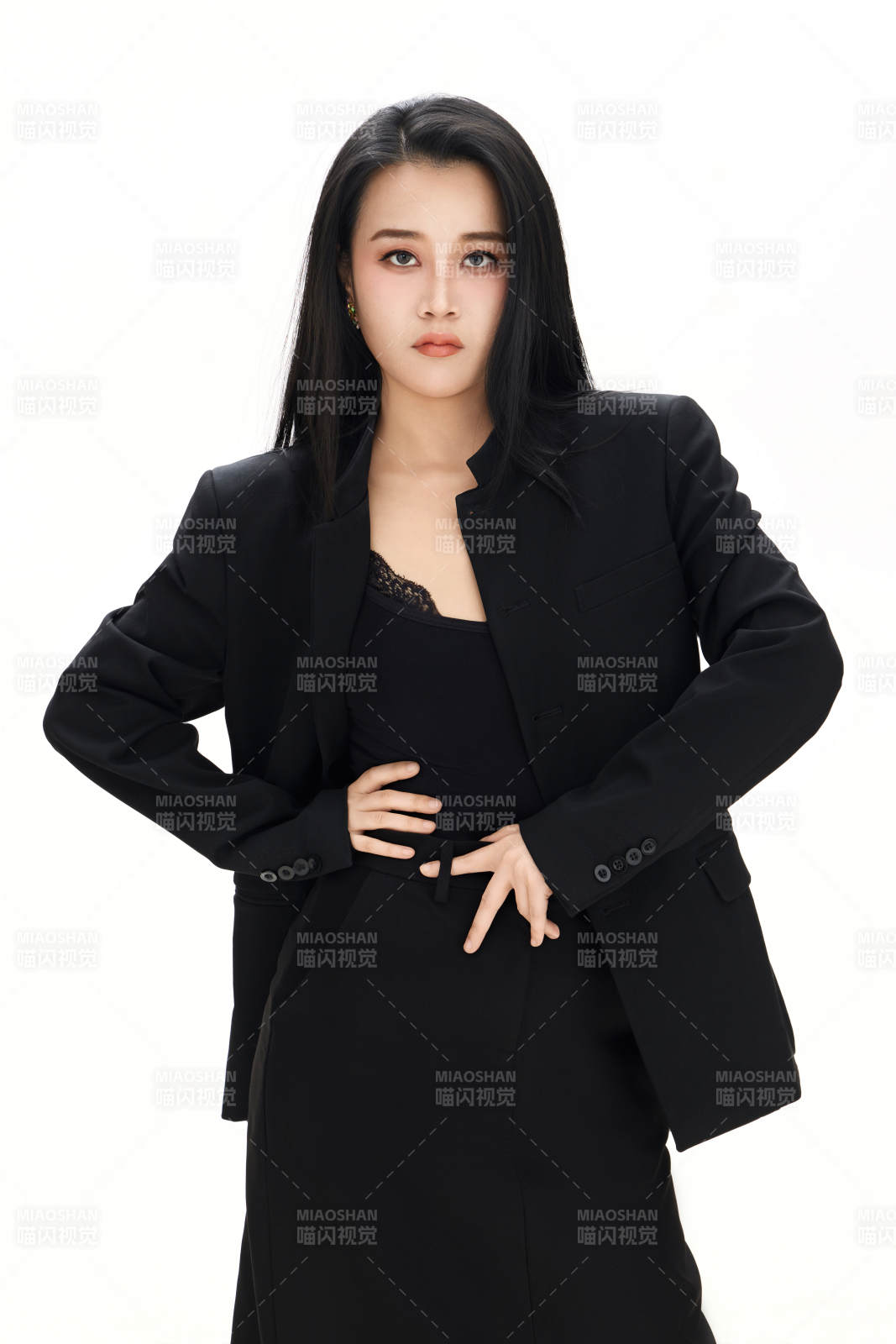 白色背景下的亚洲女性歌手演员形象图片