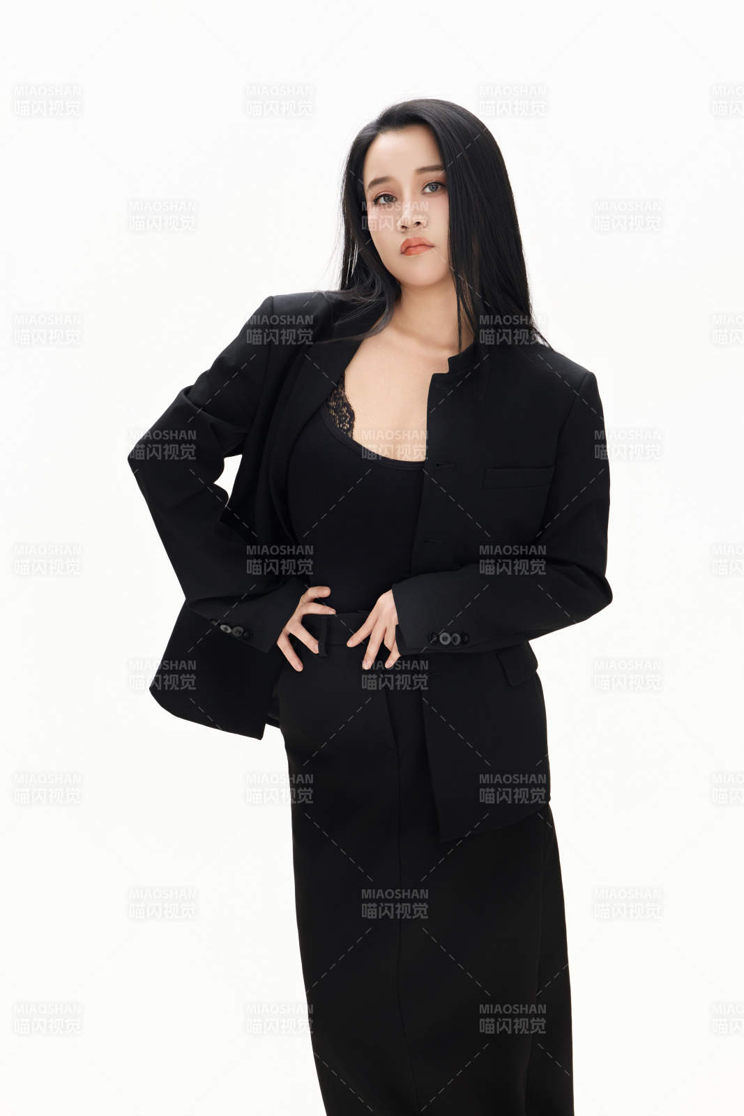 白色背景下的亚洲女性歌手演员形象图片