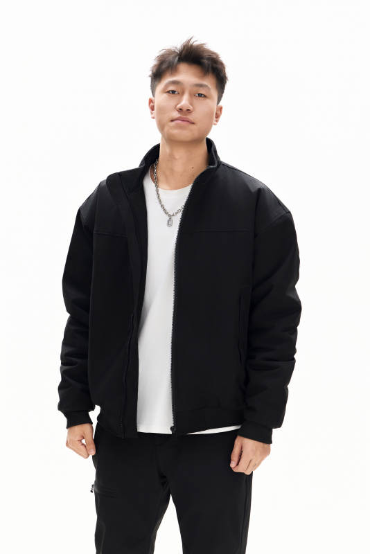 白色背景下的亚洲男性青年形象图片