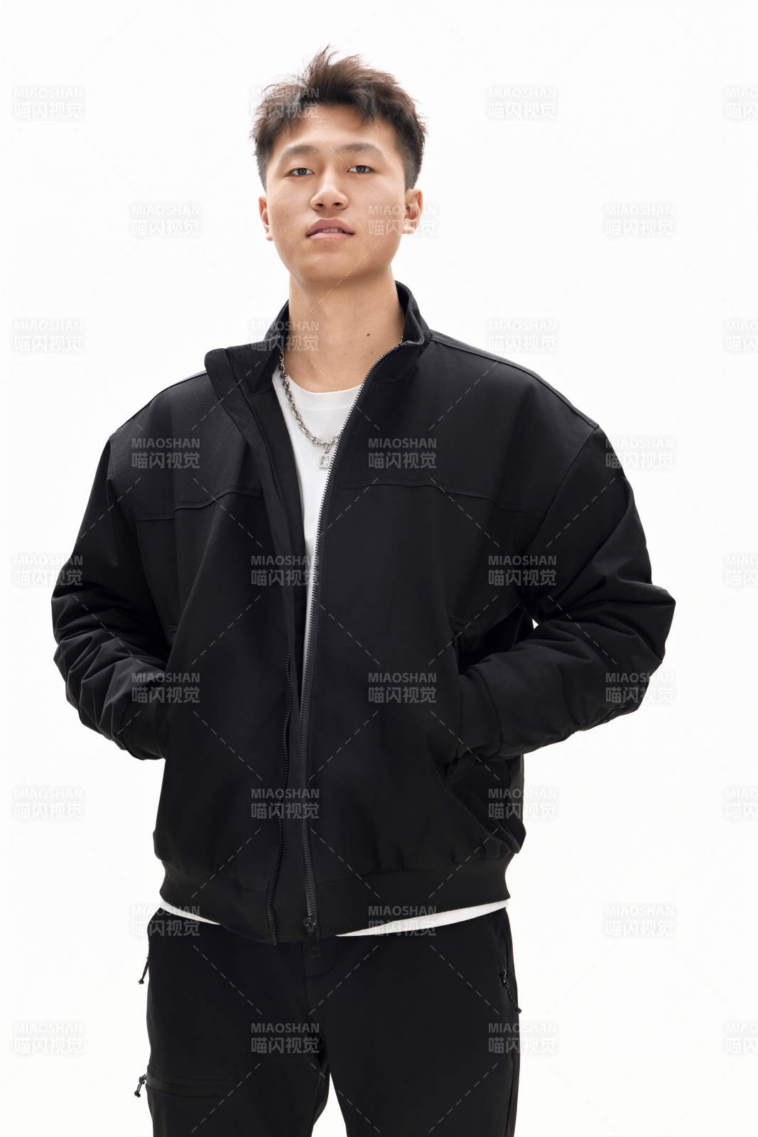 白色背景下的亚洲男性青年形象图片