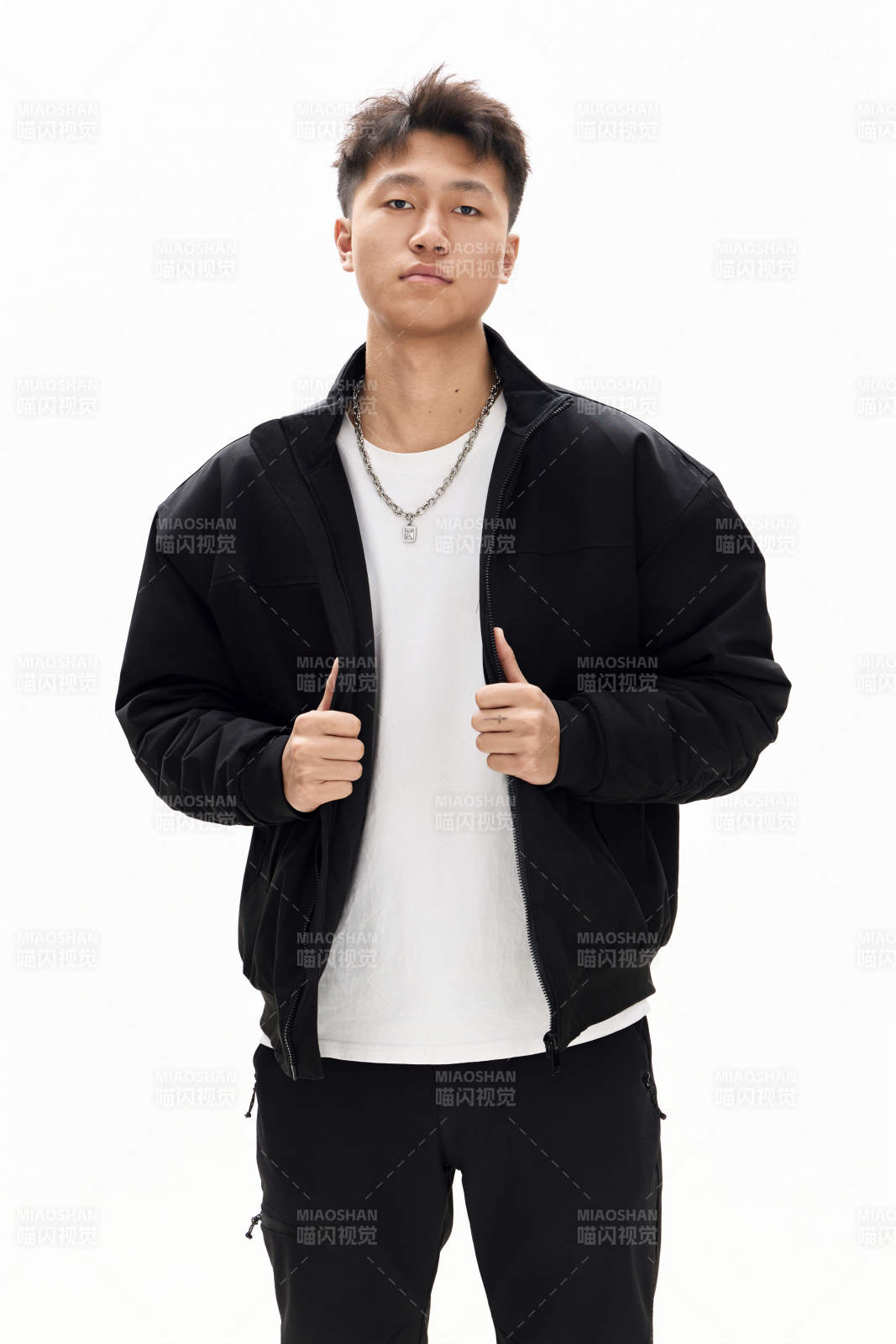 白色背景下的亚洲男性青年形象图片