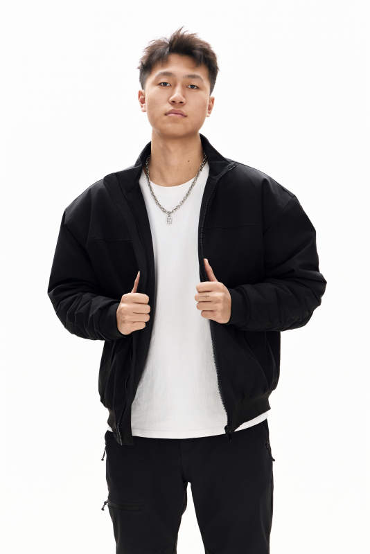 白色背景下的亚洲男性青年形象图片