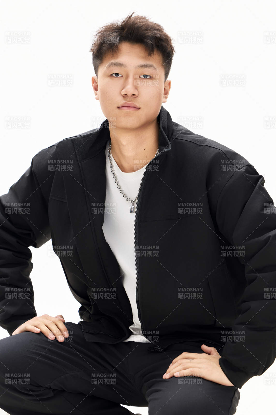 白色背景下的亚洲男性青年形象图片