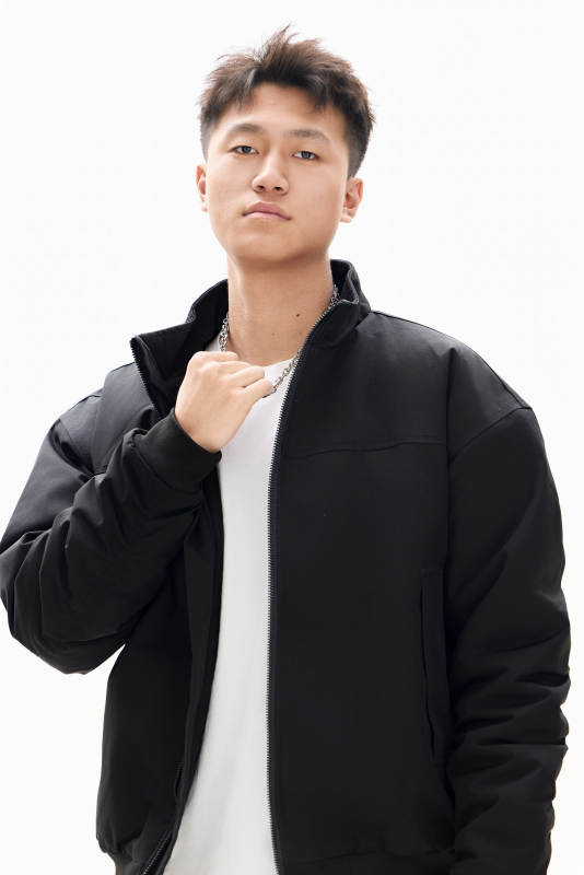 白色背景下的亚洲男性青年形象图片