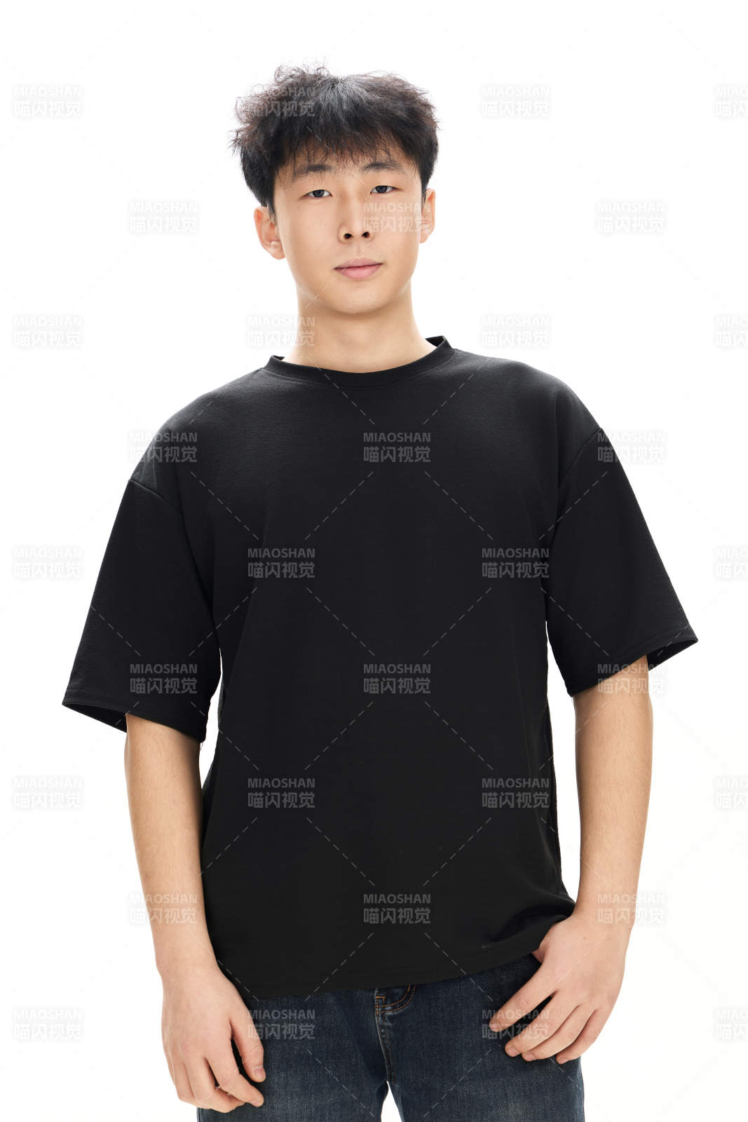 白色背景下的亚洲男性青年形象图片