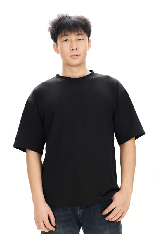 白色背景下的亚洲男性青年形象图片