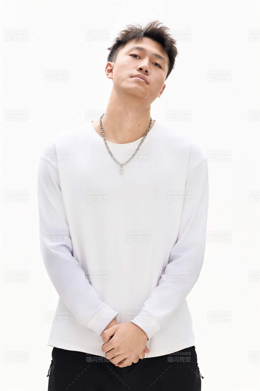 白色背景下的亚洲男性青年形象图片