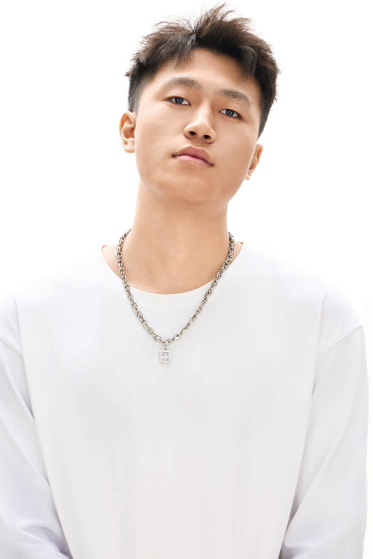 白色背景下的亚洲男性青年形象图片