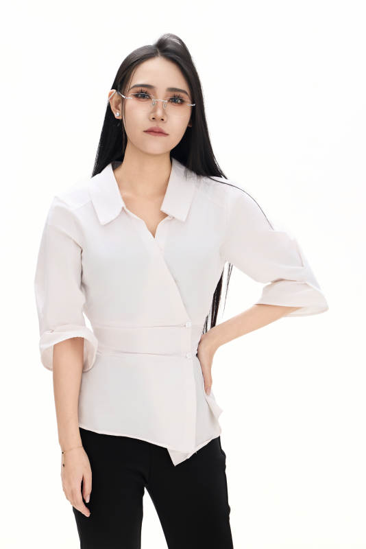 白色背景下的亚洲女性歌手演员形象图片