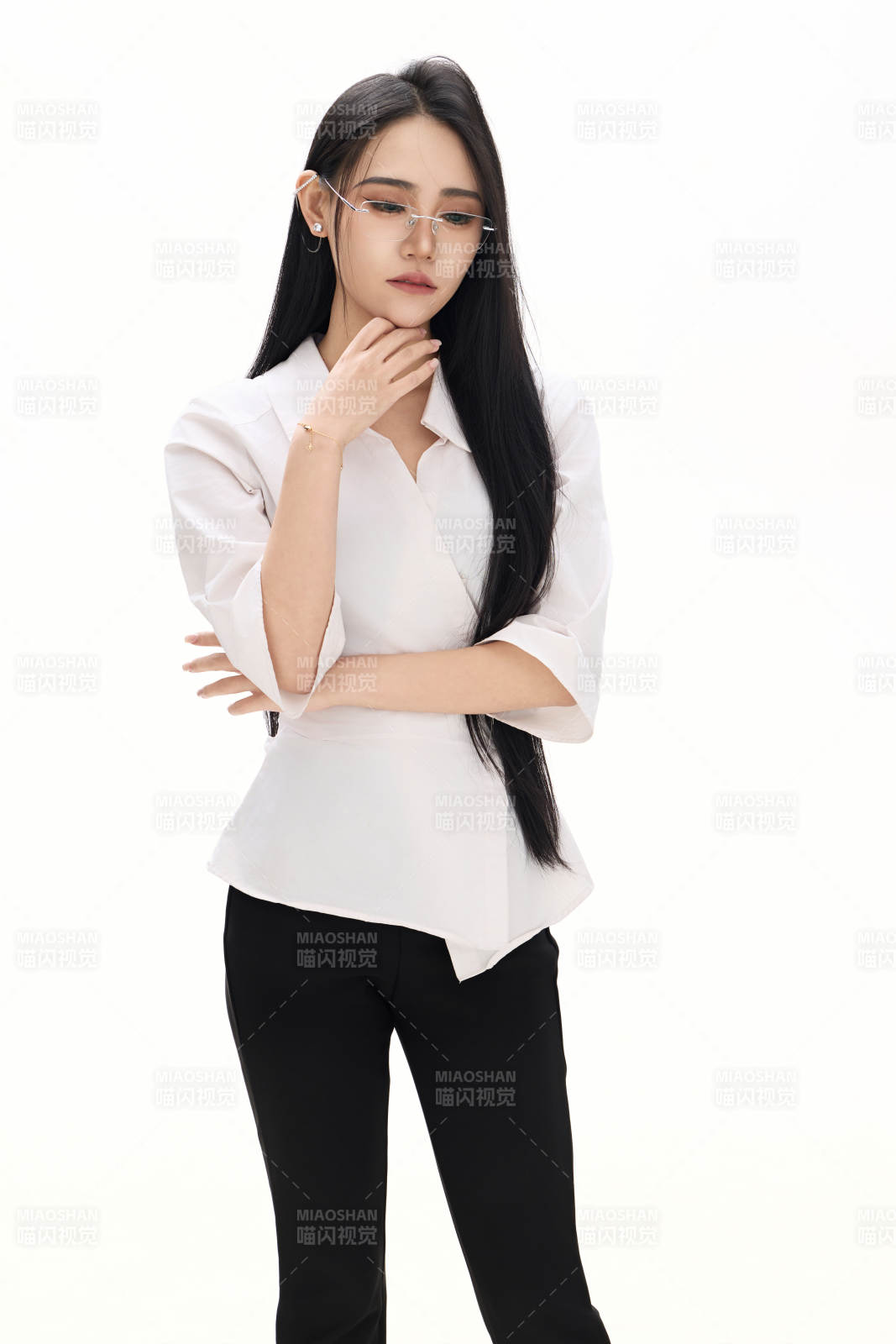 白色背景下的亚洲女性歌手演员形象图片